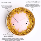 Bombe de bain rose de luxe tenue dans la main, effervescence dans l'eau, enrichie en Beurre de Karité, Absolue de Rose et Encens pour la détente et l'hydratation de la peau.