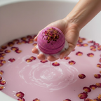 Bombe de bain rose magenta intense , effervescence légère dans l'eau, pétales de rose séchées. Huiles essentielles Ylang-Ylang et Gingembre pour relaxation et stimulation.