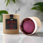Bombe de bain rose magenta intense , effervescence légère dans l'eau, pétales de rose séchées. Huiles essentielles Ylang-Ylang et Gingembre pour relaxation et stimulation.
