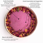 Bombe de bain rose magenta intense , effervescence légère dans l'eau, pétales de rose séchées. Huiles essentielles Ylang-Ylang et Gingembre pour relaxation et stimulation.