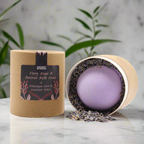 boule de bain relaxante nourrissante et détoxifiante. Composé d'de sauge et de genévrier, elle est favorise la détente et la sérénité. Le sel d'Himalaya soulage les douleurs musculaires et rend la peau douce.